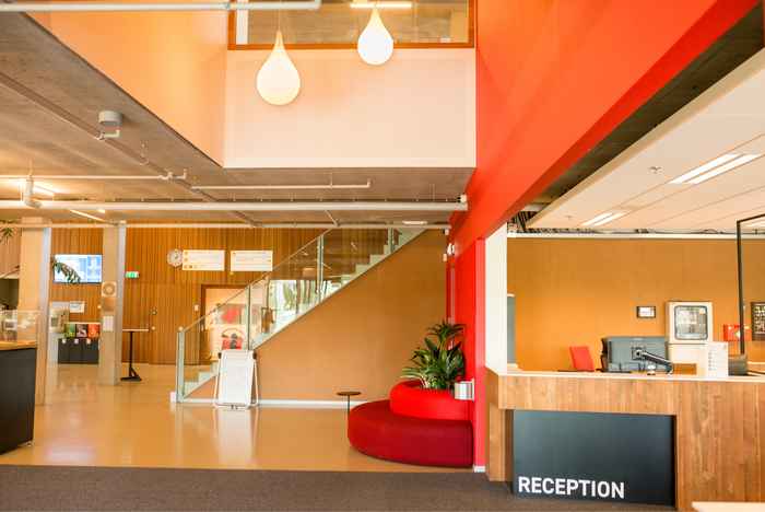 Entry and reception of the Academic Building
